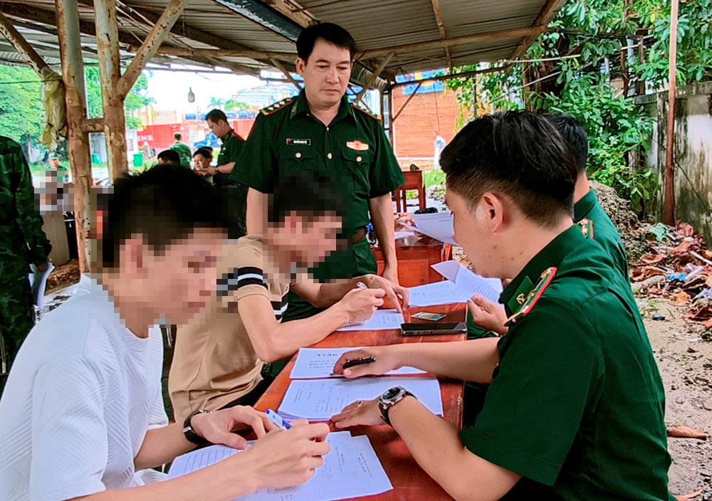 Sau khi tiếp nhận, Bộ đội Biên phòng tỉnh phối hợp các lực lượng chức năng tiến hành các thủ tục pháp lý, hành chính ban đầu