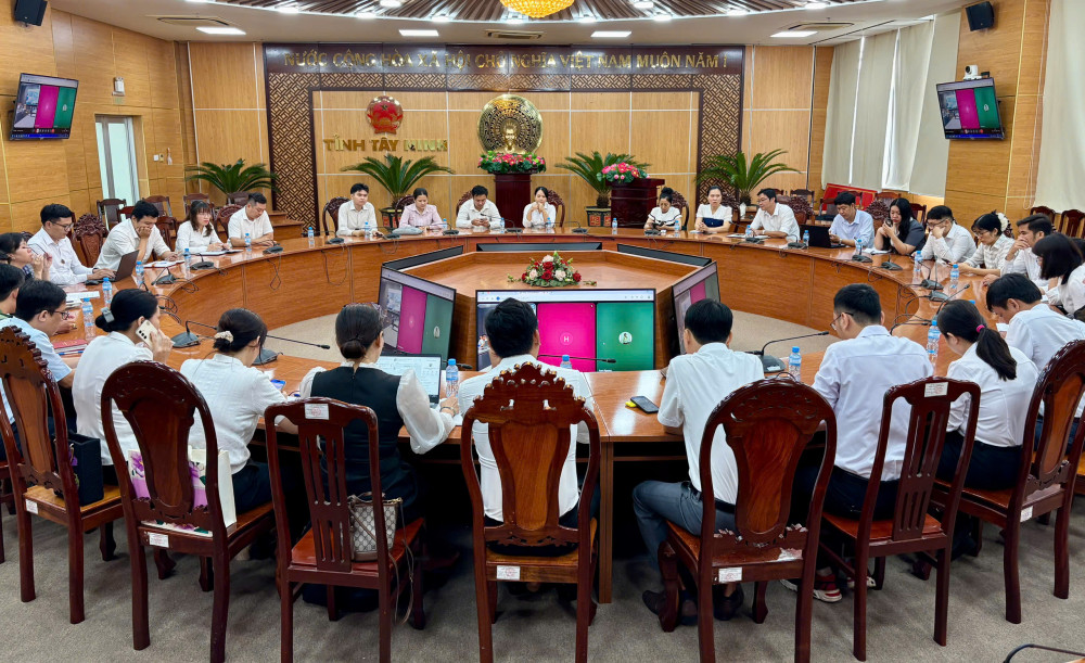 Đội ngũ cán bộ, công chức của các sở, ban, ngành tỉnh tham gia tập huấn 