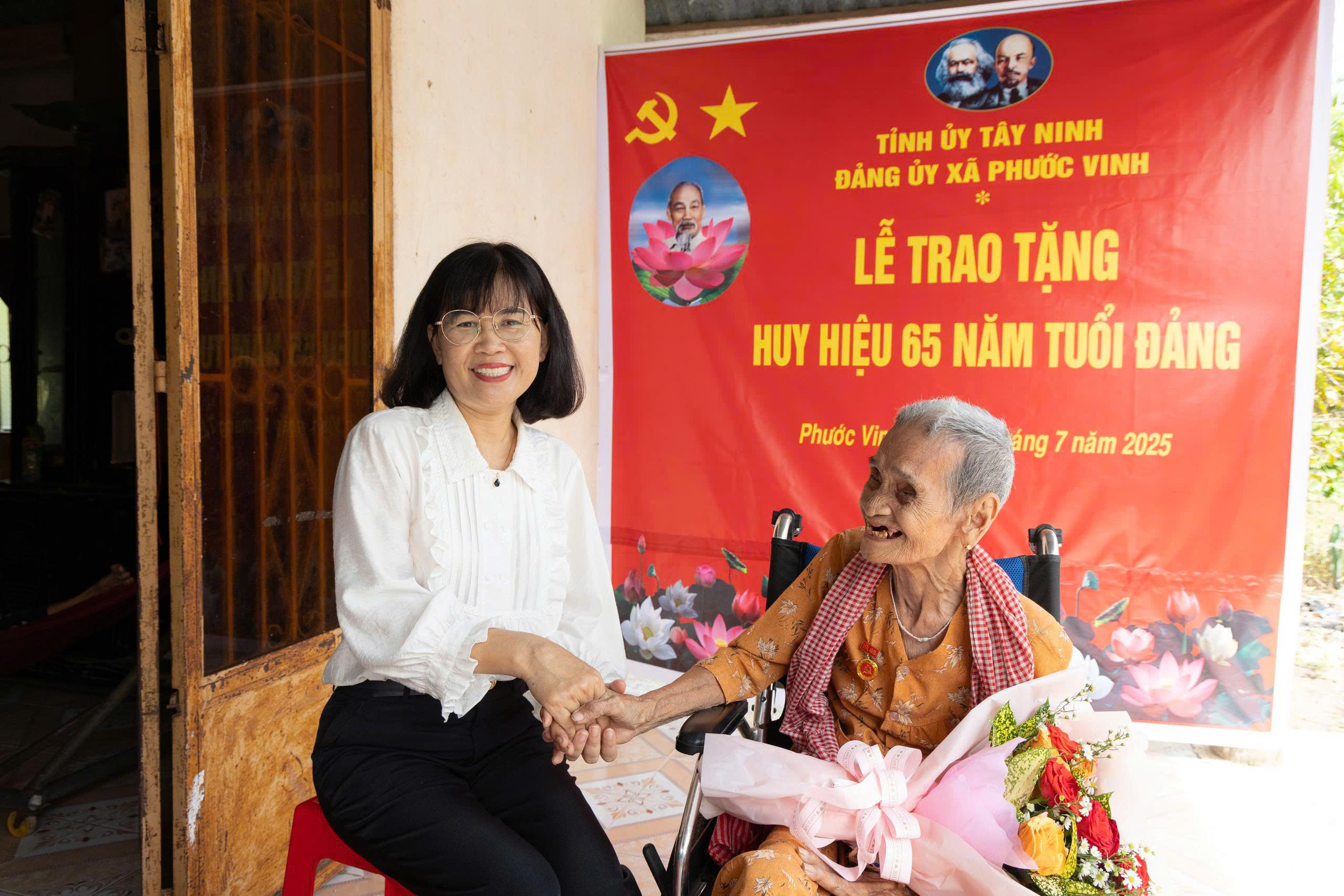 Ủy viên Ban Thường vụ Tỉnh ủy, Phó Chủ tịch HĐND tỉnh Nguyễn Đài Thy chúc mừng đảng viên Rum Thị Chanh
