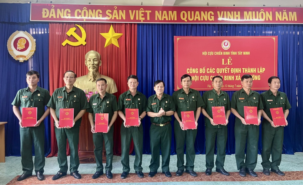 Phó Chủ tịch Hội Cựu chiến binh tỉnh Đỗ Văn Thu trao quyết định thành lập cho Hội Cựu chiến binh các xã, phường