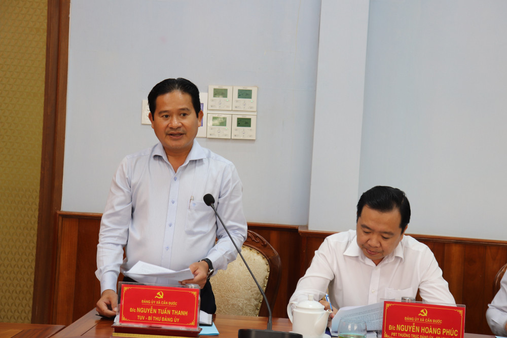 Tỉnh ủy viên, Bí thư Đảng ủy xã Cần Đước Nguyễn Tuấn Thanh phát biểu tại buổi làm việc