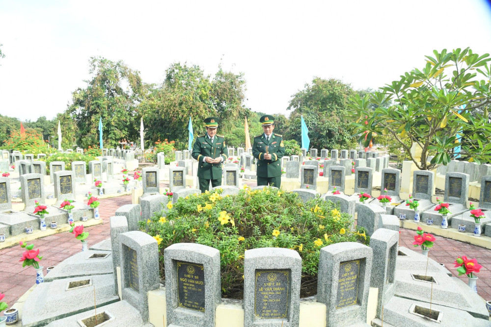 Đại tá Đàm Quang Ngoạt - Chỉ huy trưởng và Đại tá Dương Văn Dược - Chính ủy Bộ đội Biên phòng Tây Ninh thắp hương tại các phần mộ liệt sĩ Đoàn 180 An ninh vũ trang miền Nam tại Nghĩa trang liệt sĩ Đồi 82 - Tây Ninh