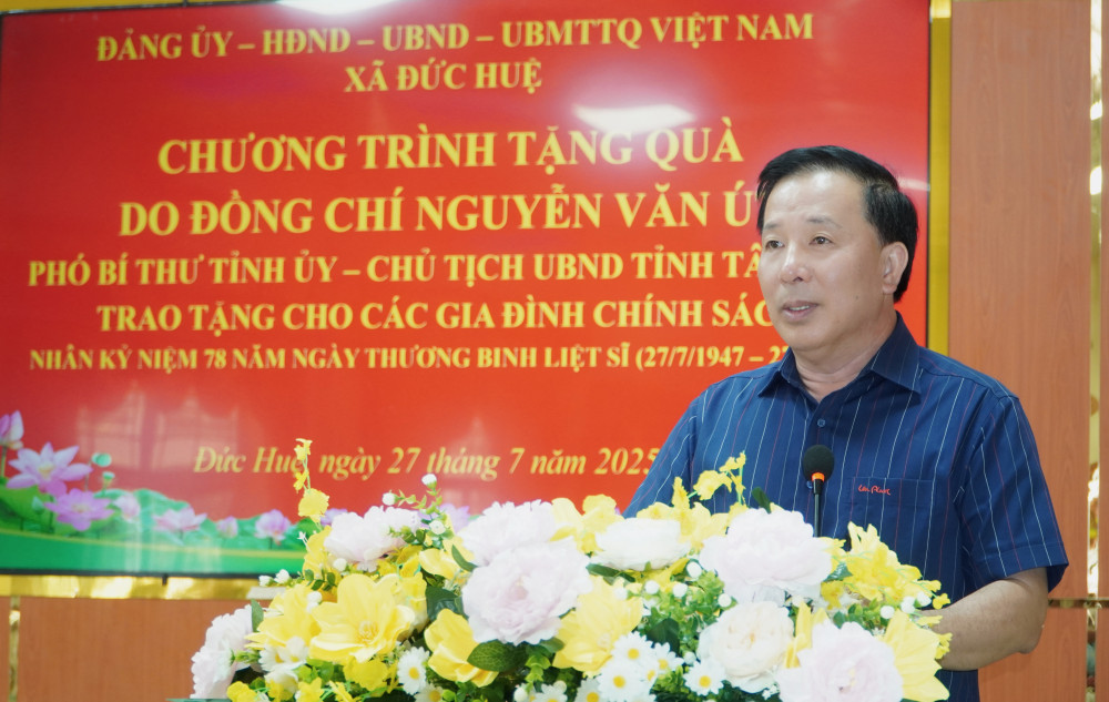 Phó Bí thư Tỉnh ủy, Chủ tịch UBND tỉnh Tây Ninh Nguyễn Văn Út ân cần thăm hỏi sức khỏe các hộ gia đình chính sách