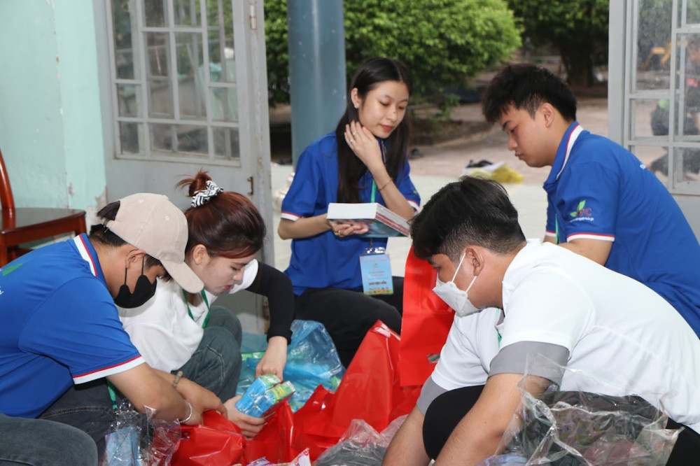 Các bạn tình nguyện viên chuẩn bị quà từ sáng sớm 