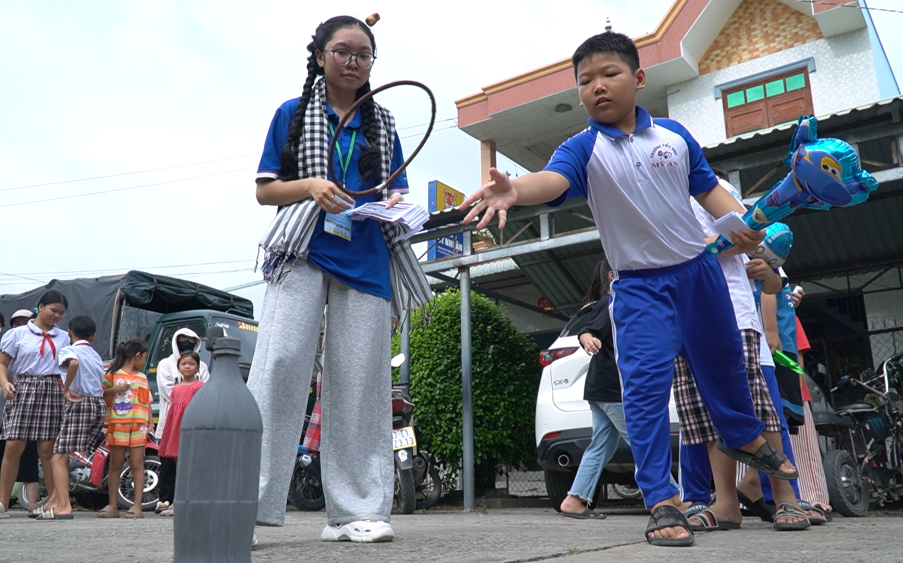 Các em học sinh tham gia trò chơi ngoài trời