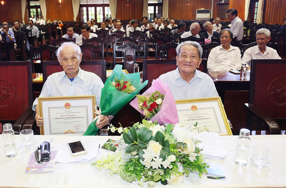 Nhà thơ Hoài Vũ và Nhạc sĩ Trương Quang Lục - Tác giả bài thơ, bài hát Vàm Cỏ Đông nổi tiếng được vinh danh trong hội nghỉ tổng kết 50 năm văn học, nghệ thuật tỉnh Long An sau ngày đất nước thống nhất