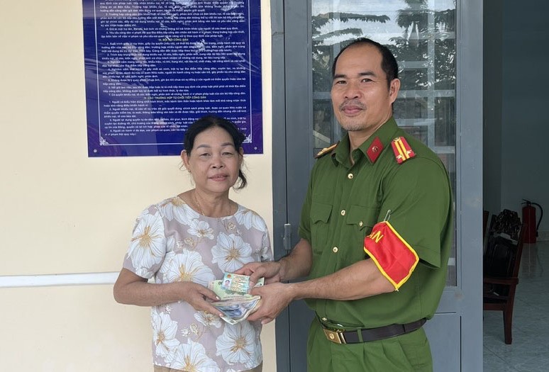 Bà Nguyễn Thị Mai vui mừng nhận lại tài sản từ Công an xã Bến Cầu