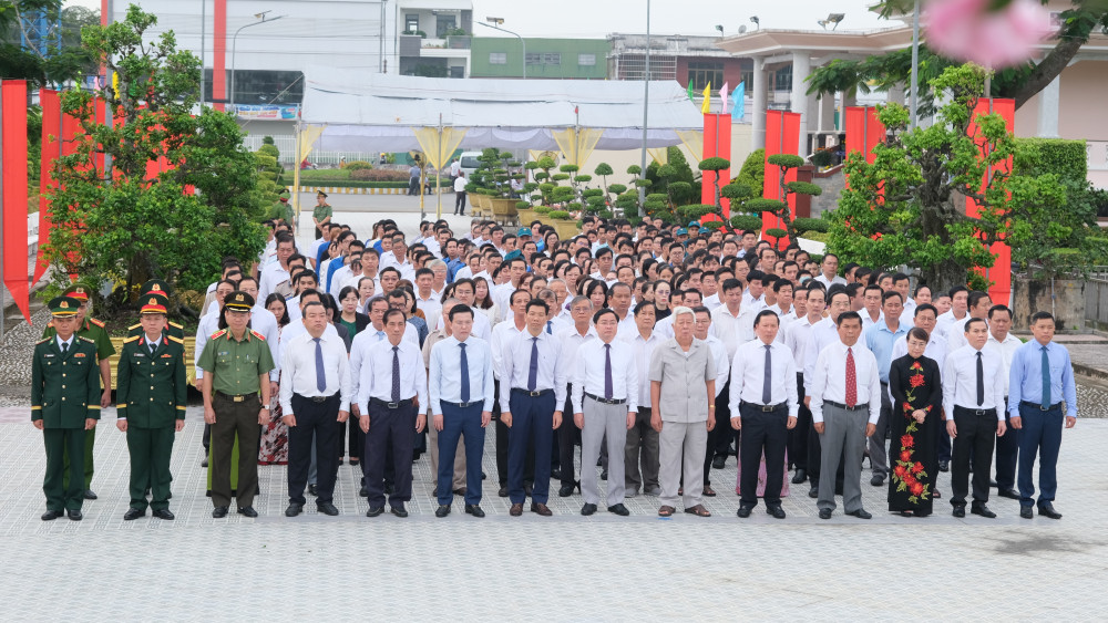 Đoàn đại biểu Tỉnh ủy, HĐND, UBND, UBMTTQ Việt Nam tỉnh Tây Ninh cùng các sở, ban, ngành, đoàn thể viếng Nghĩa trang liệt sĩ 