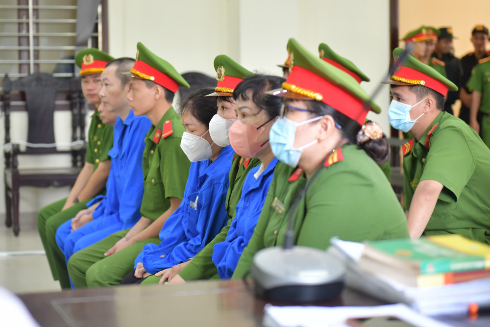 Hồng cùng các bị cáo tại phiên tòa