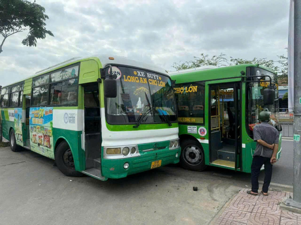 Một xe bị ép văng lên vỉa hè