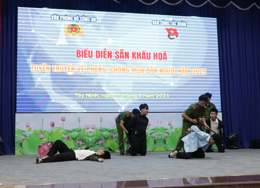 Các bạn trẻ biểu diễn tác phẩm sân khấu hóa tuyên truyền về nạn mua bán người, lừa đảo ở khu vực biên giới