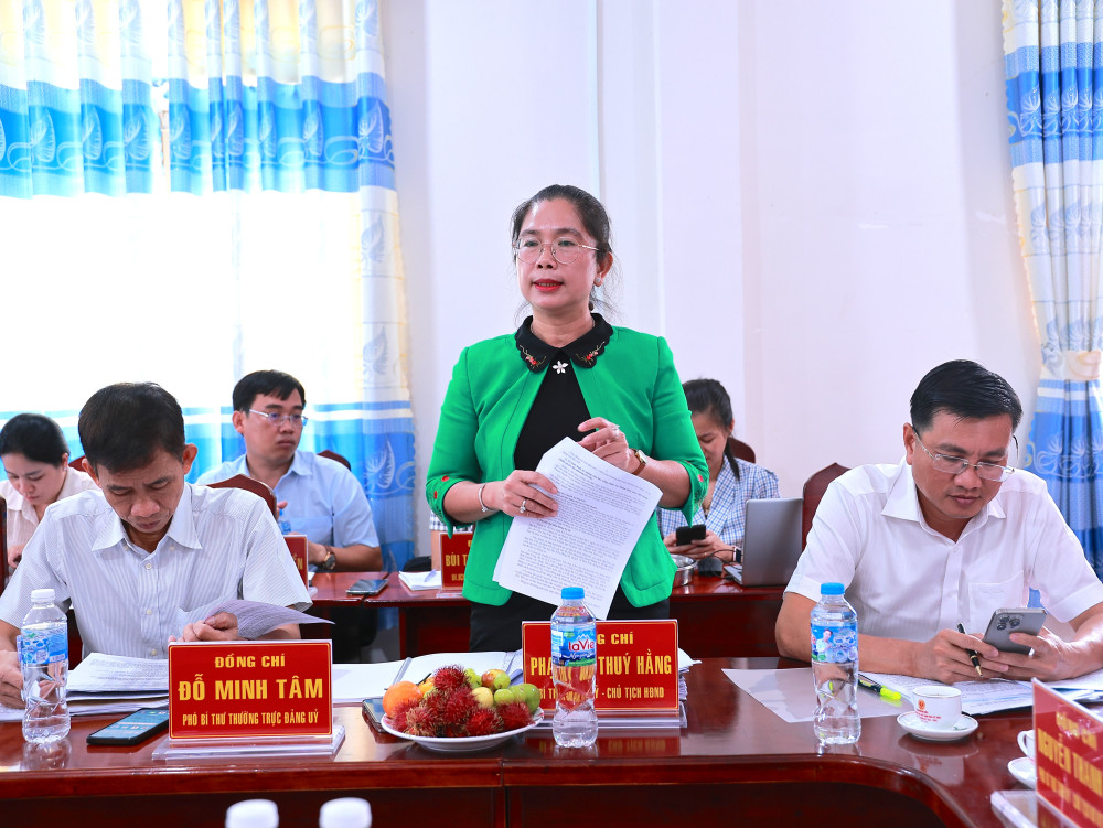 Bí thư Đảng ủy xã Phước Thạnh Phạm Thị Thúy Hằng báo cáo tại buổi làm việc