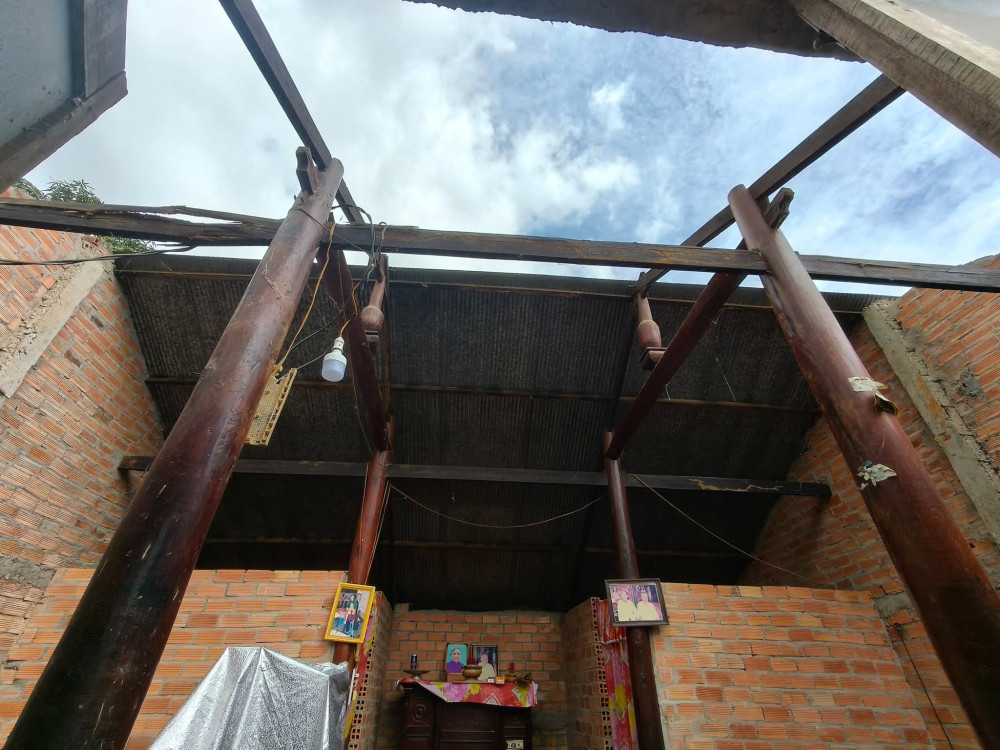 Một nhà dân bị tốc mái