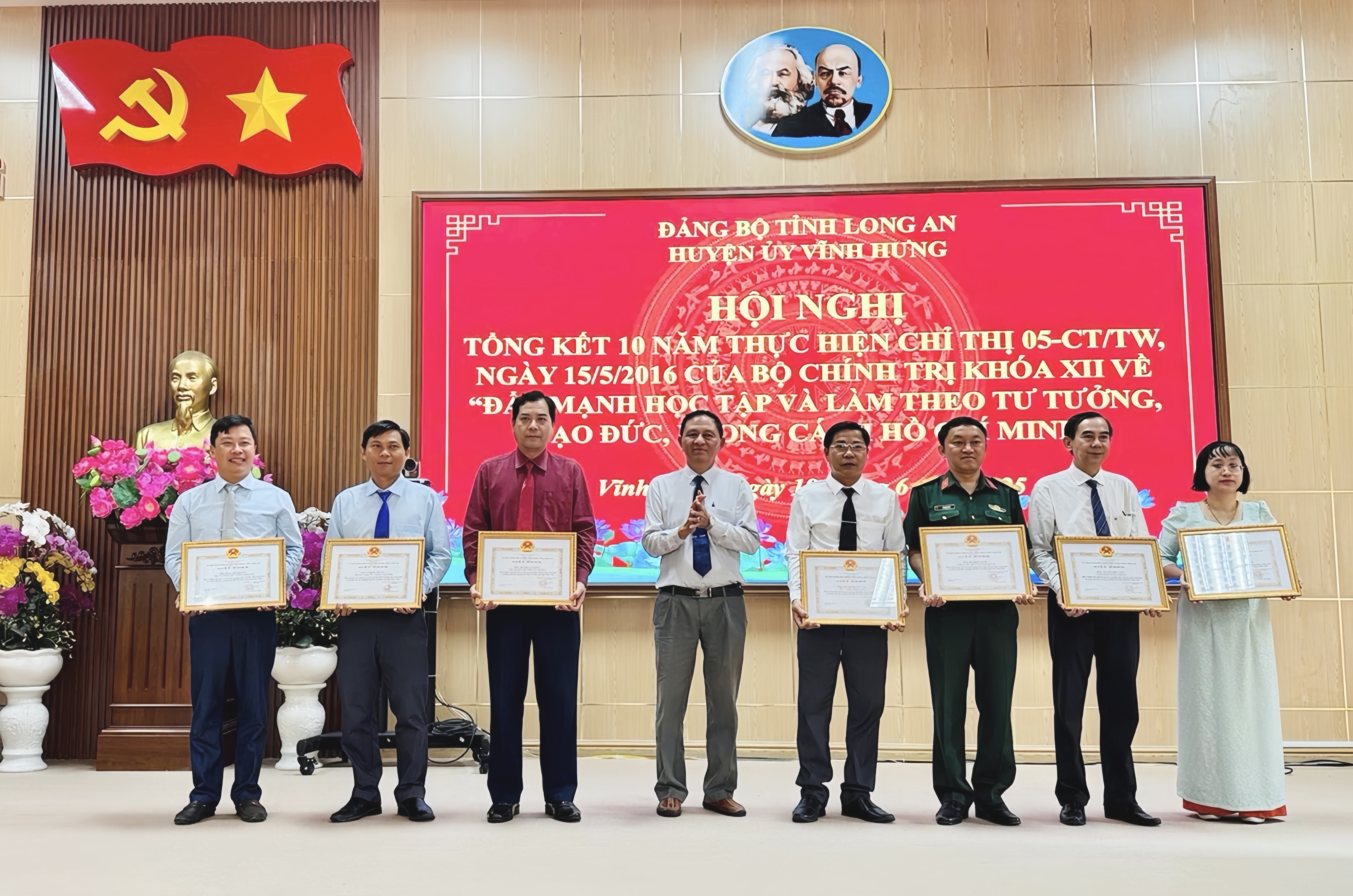Thầy Phan Thanh Tuấn (bìa trái, Trường THCS&THPT Khánh Hưng, xã Khánh Hưng) nhận khen thưởng vì có thành tích trong “Đẩy mạnh học tập và làm theo tư tưởng, đạo đức, phong cách Hồ Chí Minh”
