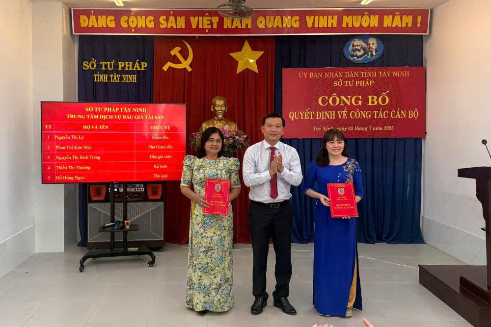 Phó Giám đốc Sở Tư pháp - Nguyễn Minh Sang trao quyết định cho các phòng, đơn vị trực thuộc