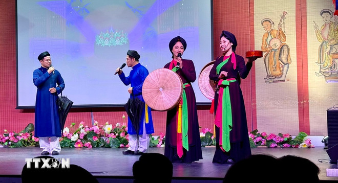 Tiết mục biểu diễn dân ca Quan họ Bắc Ninh. (Ảnh: Nguyễn Thu Hà/TTXVN)