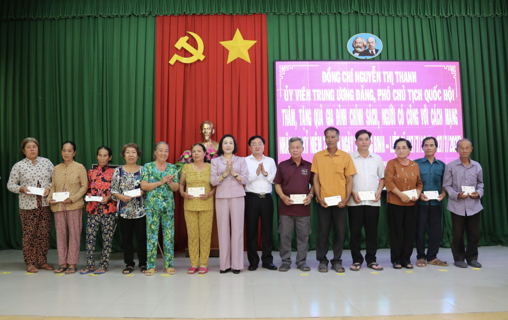 Phó Chủ tịch Quốc hội Nguyễn Thị Thanh và Bí thư Tỉnh ủy Tây Ninh Nguyễn Văn Quyết trao quà cho gia đình chính sách tại xã Tuyên Bình