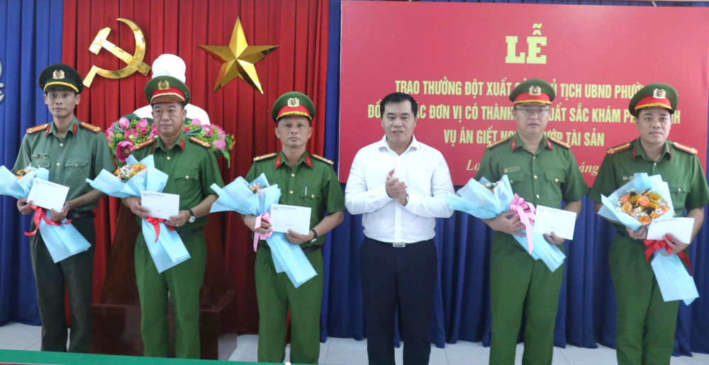 Chủ tịch UBND phường Long An Võ Hồng Thảo khen thưởng các tập thể về thành tích phá án
