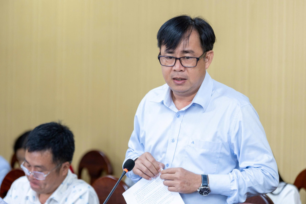 Bí thư Đảng ủy, Chủ tịch HĐND xã Tân Lập Nguyễn Trọng Tấn báo cáo tại buổi làm việc