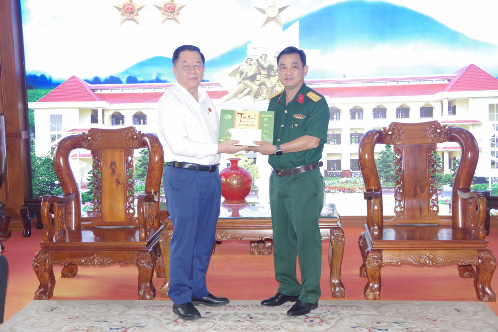 Trưởng ban Tuyên giáo và Dân vận Trung ương - Nguyễn Trọng Nghĩa tặng quà cho Sư đoàn 5