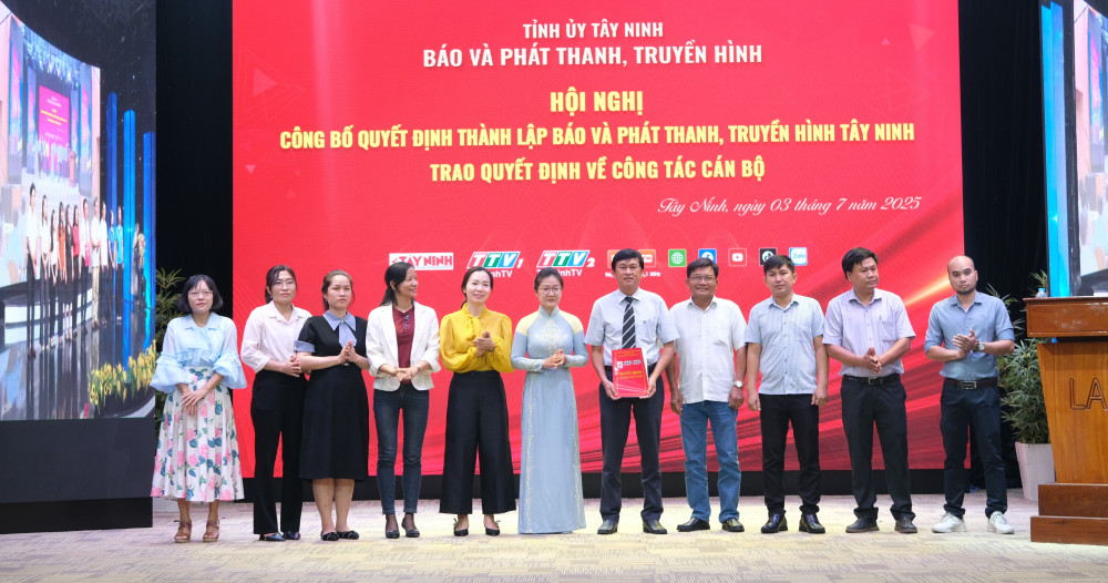 Phó Tổng Biên tập Báo và Phát thanh, Truyền hình Tây Ninh - Lê Thị Thanh Tuyền trao quyết định bổ nhiệm cho quản lý Phòng Chuyên đề