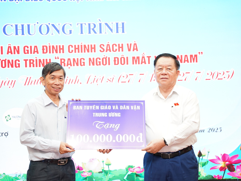 Trưởng ban Tuyên giáo và Dân vận Trung ương - Nguyễn Trọng Nghĩa trao bảng tượng trưng hỗ trợ Sở Y tế 