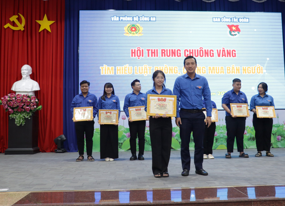 Bí thư Tỉnh đoàn Trần Hải Phú trao giải nhất cho thí sinh Nguyễn Quỳnh Chi đến từ Trường THPT Hoàng Văn Thụ, xã Châu Thành