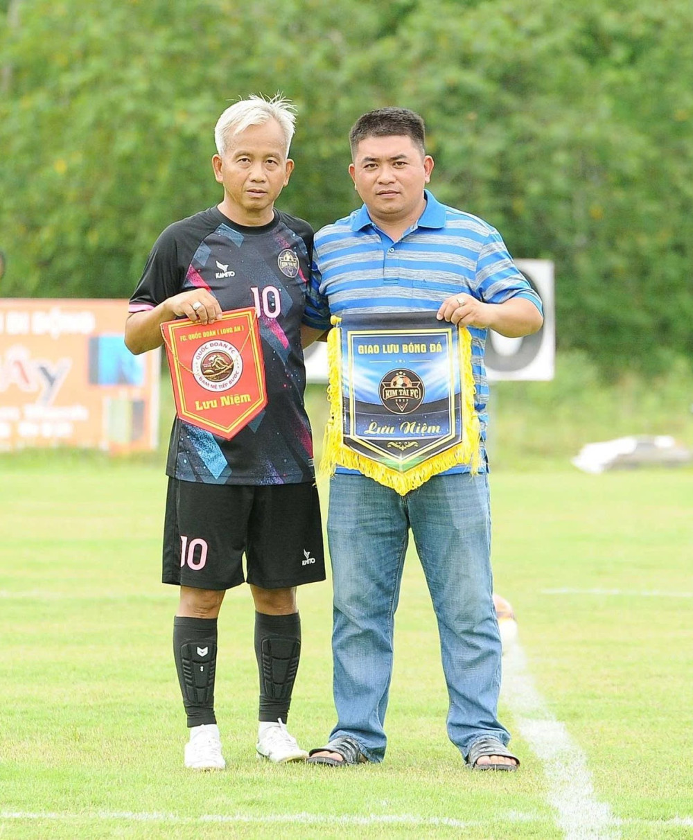 Ông Minh Trung (Kim Tài FC) và Ông Mai Quốc Đoàn (Quốc Đoàn FC) trao Cờ lưu niệm