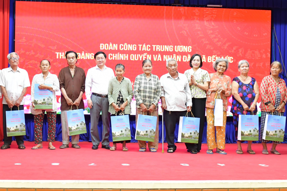 Phó Chủ tịch Quốc hội - Nguyễn Thị Thanh và Bí thư Tỉnh ủy - Nguyễn Văn Quyết tặng quà cho gia đình chính sách