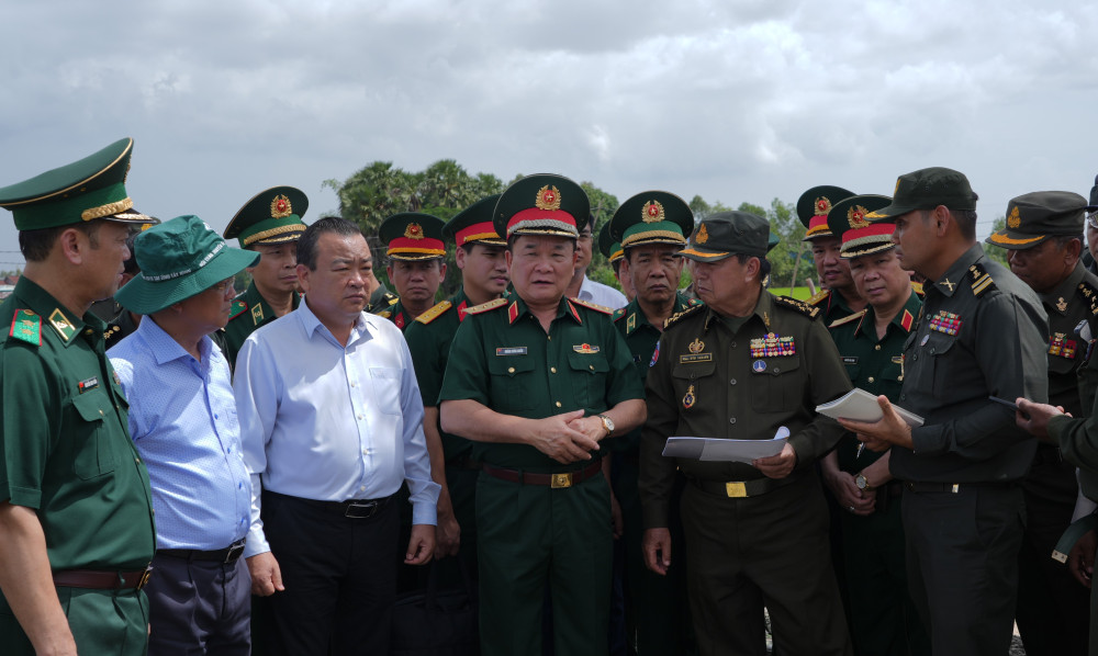 Thượng tướng Hoàng Xuân Chiến, Thứ trưởng Bộ Quốc phòng (thứ 3 bên trái) cùng Đại tướng Eth Sarath, Phó Tổng Tư lệnh Quân đội Hoàng Gia Campuchia (thứ 2 bên phải) trao đổi kế hoạch xây dựng công trình Trường Tiểu học Sang Sovanna tại huyện Svay Teap, tỉnh Svay Riêng, Campuchia