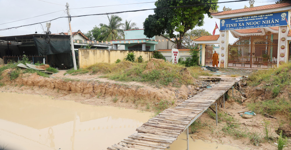 Tịnh xá Ngọc Nhân phải bắc cầu tạm mới vào được tịnh xá (ảnh chụp trên đường N8)