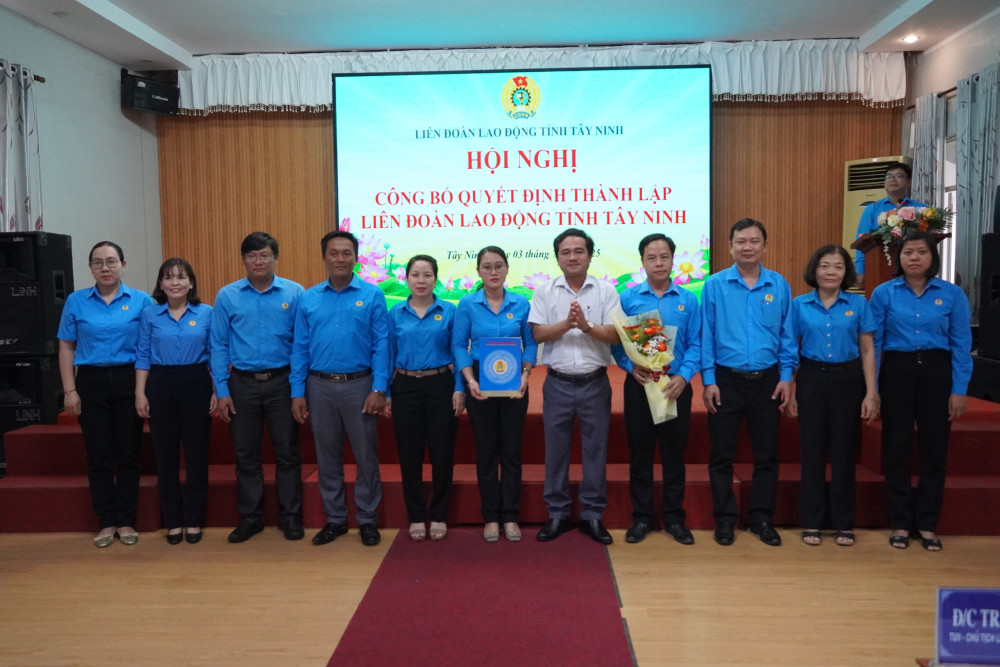Phó Trưởng ban Tổ chức Tỉnh ủy - Võ Thanh Phong (thứ 7, trái qua) chúc mừng Ủy ban Kiểm tra Liên đoàn Lao động tỉnh 