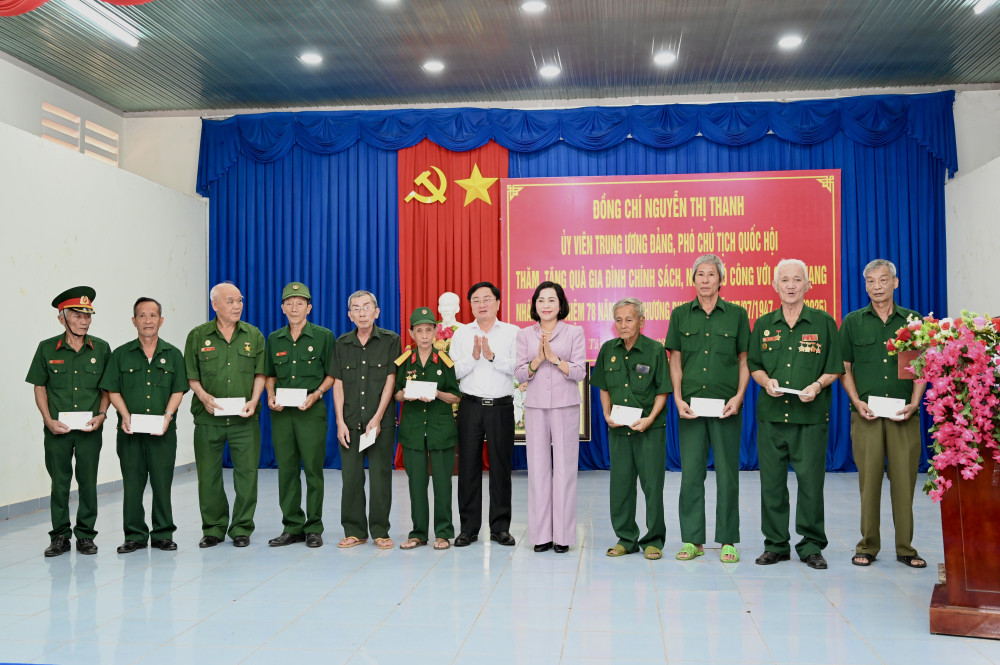Ủy viên Trung ương Đảng, Phó Chủ tịch Quốc hội Nguyễn Thị Thanh và Bí thư Tỉnh ủy Tây Ninh Nguyễn Văn Quyết trao quà cho người dân