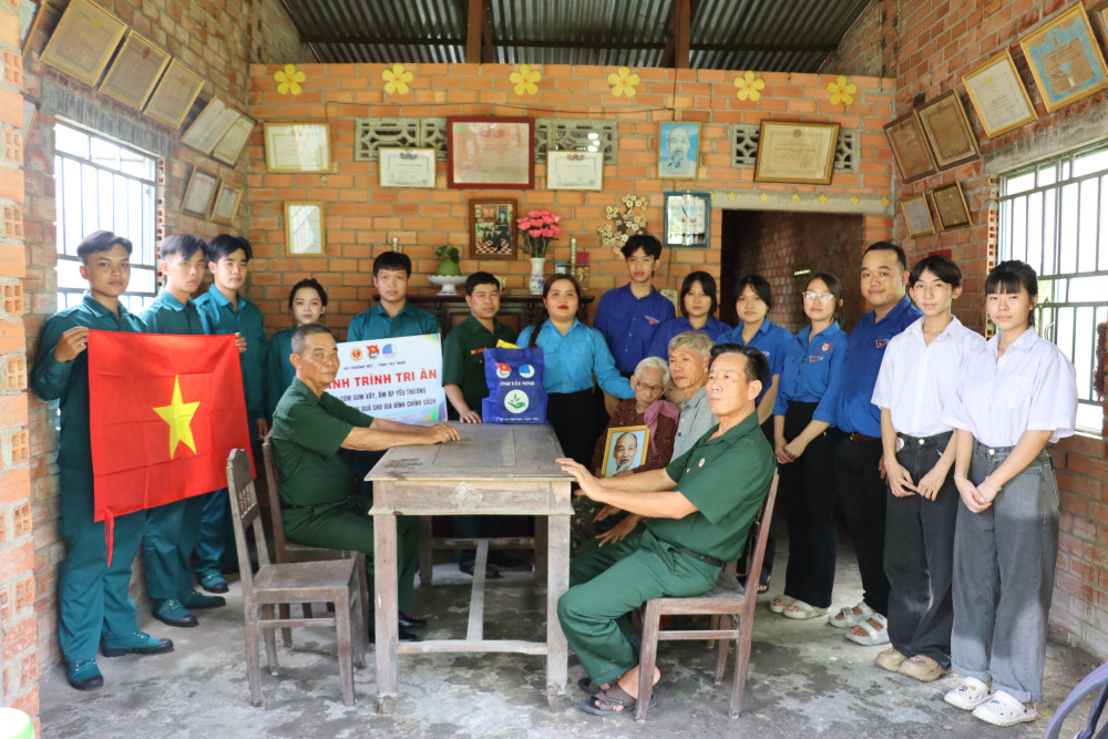 Đoàn công tác thanh niên, Cựu chiến binh và quân sự xã Truông Mít chụp ảnh lưu niệm cùng gia đình cụ Ánh