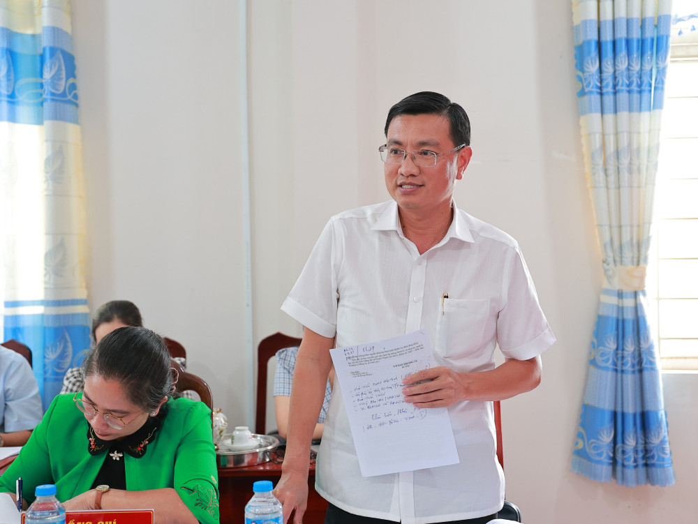 Giám đốc Sở Nông nghiệp và Môi trường Võ Minh Thành góp ý dự thảo văn kiện đại hội của Đảng ủy xã Phước Thạnh