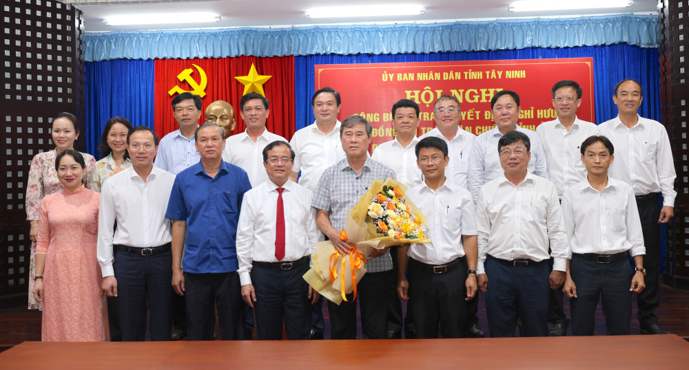 Lãnh đạo tỉnh cùng lãnh đạo sở, ngành chụp ảnh lưu niệm​
