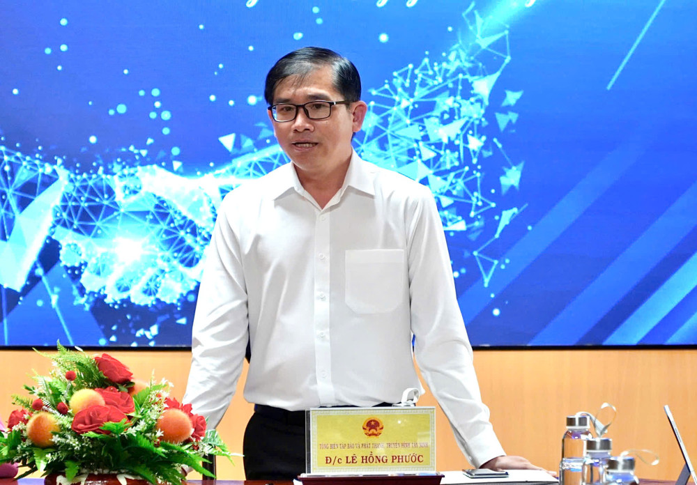 Tổng Biên tập Báo và phát thanh, truyền hình Tây Ninh Lê Hồng Phước phát biểu tại lễ ký kết