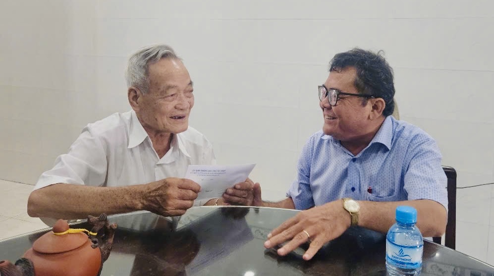 Trưởng ban Nội chính Tỉnh ủy Trương Nhật Quang thăm gia đình chính sách tại phường Long An