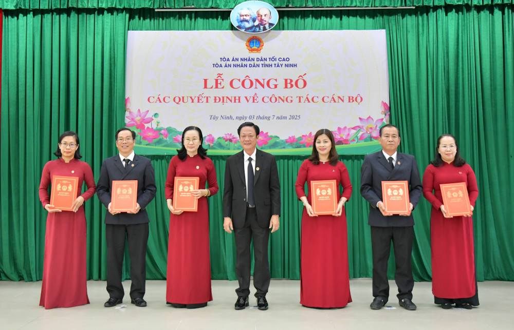 Chánh án Tòa án nhân dân tỉnh - Lê Quốc Dũng trao quyết định bổ nhiệm chức danh Chánh tòa, trưởng các phòng chuyên trách thuộc Tòa án nhân dân tỉnh