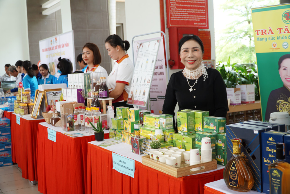 Bà Võ Thị Lấn và sản phẩm trà Tâm Lan tham gia Ngày hội khởi nghiệp do Tỉnh Đoàn và Hội Liên hiệp Phụ nữ tỉnh tổ chức