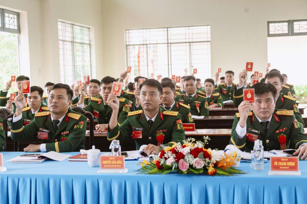 Đại biểu biểu quyết thông qua báo cáo chính trị
