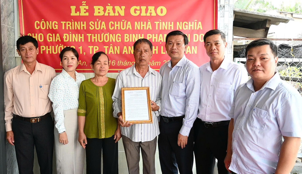 Lễ bàn giao công trình sửa chữa nhà tình nghĩa cho thương binh Phạm Văn Don (ngụ phường Long An)