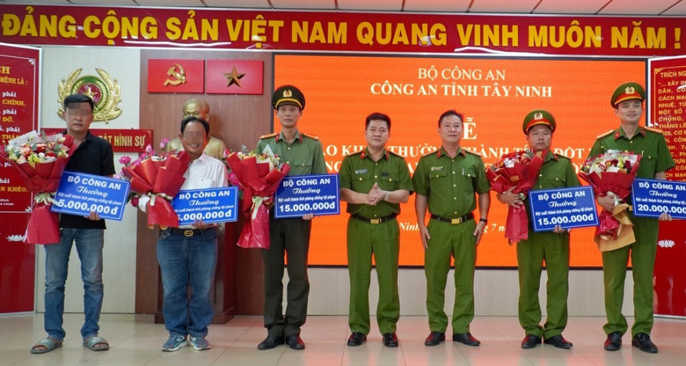 Trao khen thưởng cho các tập thể, cá nhân