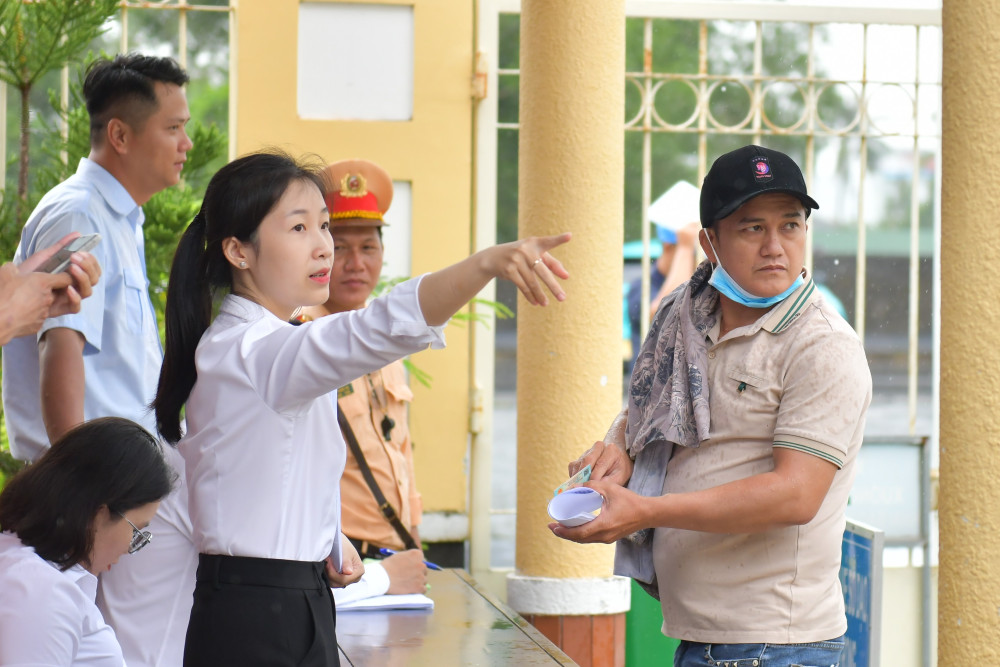 Những người tham dự phiên tòa đều phải trình giấy triệu tập và qua các bước kiểm tra an ninh