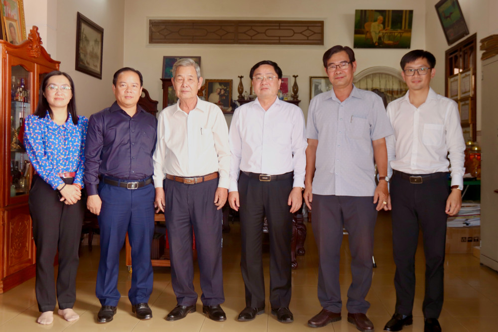 Bí thư Tỉnh ủy Tây Ninh Nguyễn Văn Quyết và lãnh đạo xã Bến Lức chụp ảnh lưu niệm cùng gia đình nguyên Bí thư Tỉnh ủy Long An (cũ) Phạm Thanh Phong