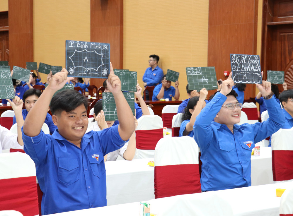 Các thí sinh hào hứng tham gia Hội thi Rung Chuông vàng tìm hiểu về Luật Phòng, chống mua bán người