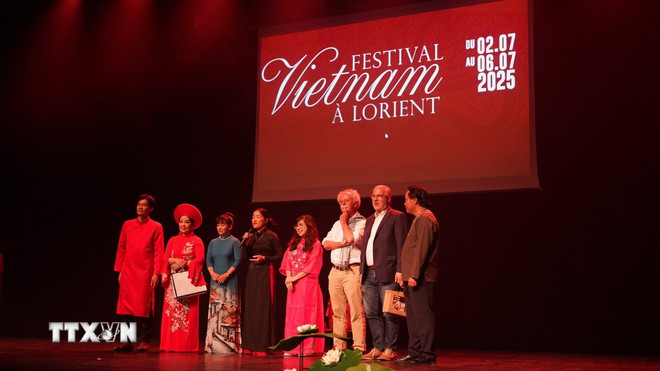 Ban tổ chức Festival Vietnam 2025 cùng các nghệ sỹ đến từ Trung tâm văn hóa Việt Nam tại Pháp. (Ảnh: TTXVN phát)