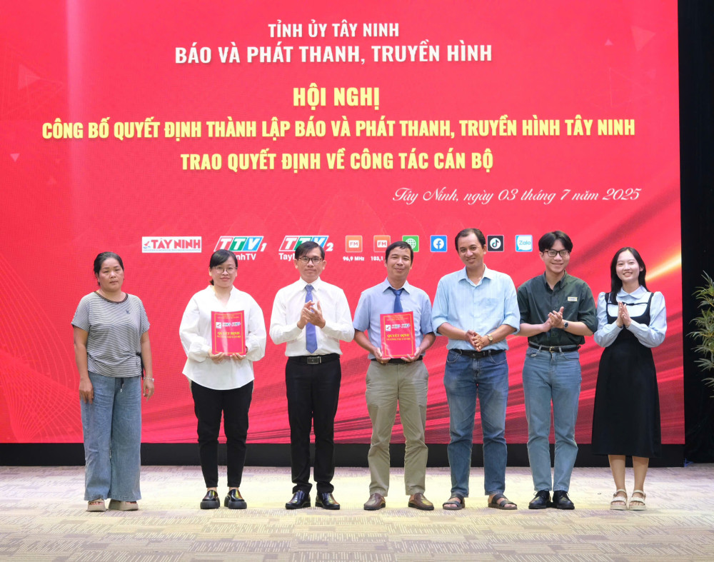 Tổng Biên tập Báo và Phát thanh, Truyền hình Tây Ninh – Lê Hồng Phước trao quyết định bổ nhiệm cho quản lý Phòng Báo điện tử - Nội dung số