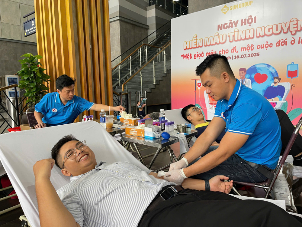 Tình nguyện viên tham gia hiến máu 