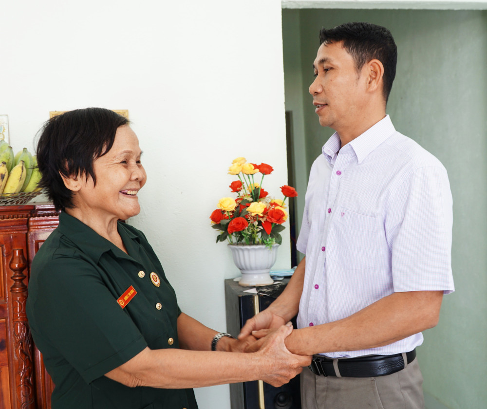 Anh Nguyễn Trọng Đại - Chủ tịch Hội Cựu chiến binh xã Tân Châu, chia sẻ niềm vui cùng bà Dương Thị Thu Sương